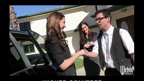 Pair of sisters bribe their car salesman into a threesome Saját klipek megjelenítése