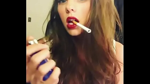 Näytä Hot girl with sexy red lips leikkeet