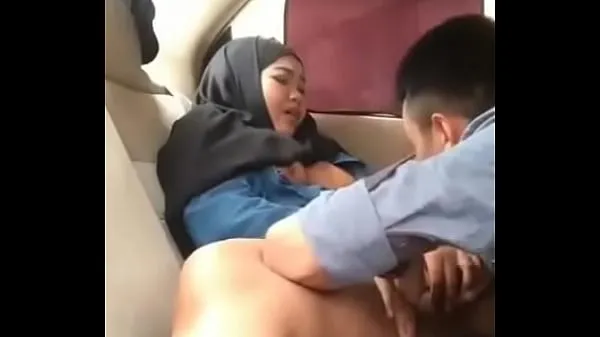 Vis Hijab girl in car with boyfriend mine klip