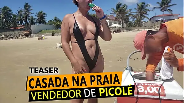 Casada Safada de Maio slapped in the ass showing off to an cream seller on the northeast beach내 클립 표시