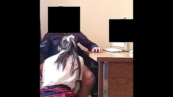 Visa Teen SUCKS his Teacher’s Dick in the Office for a Better Grades! Real Amateur Sex mina klipp