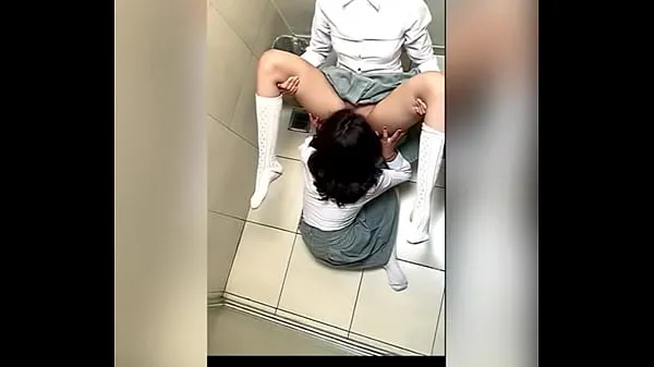 Prikaži Dos Estudiantes LATINAS Tocándose en el Baño de la Escuela moje posnetke