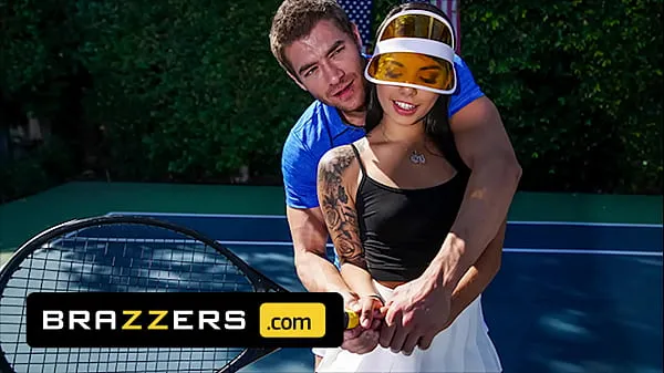 Xander Corvus) Massages (Gina Valentinas) Foot To Ease Her Pain They End Up Fucking - Brazzers私のクリップを表示