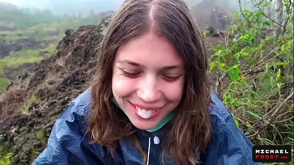 Tunjukkan The Riskiest Public Blowjob In The World On Top Of An Active Bali Volcano - POV Klip saya