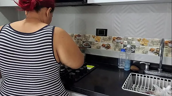 Zobrazit I fuck my beautiful stepmother while she cleans the kitchen moje klipy