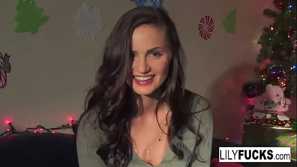 Afficher Lily nous raconte ses vœux de Noël excitants avant de se satisfaire dans les deux trousmes clips
