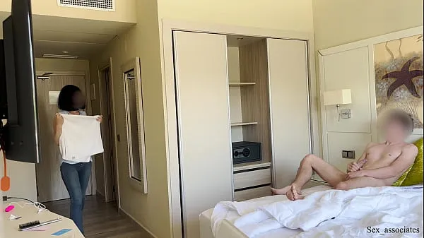 Show PUBLIC DICK FLASH. I pull out my dick in front of a hotel maid and she agreed to jerk me off my Clips